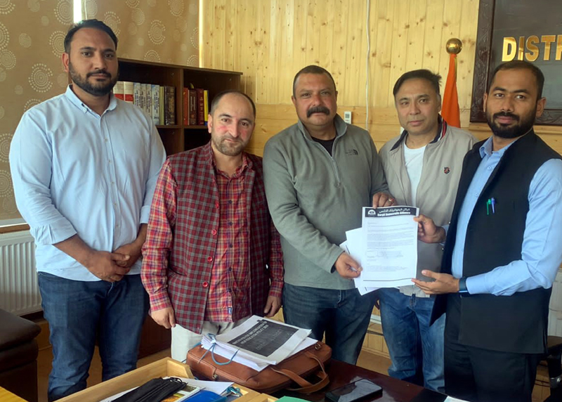 KDA delegation submitting memorandum to DC Kargil on Wednesday. -Excelsior/Basharat KDA delegation submitting memorandum to DC Kargil on Wednesday. -Excelsior/Basharat