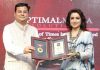 Dr. Anshu Kataria recieving award from Bollywood actress Tisca Chopra.