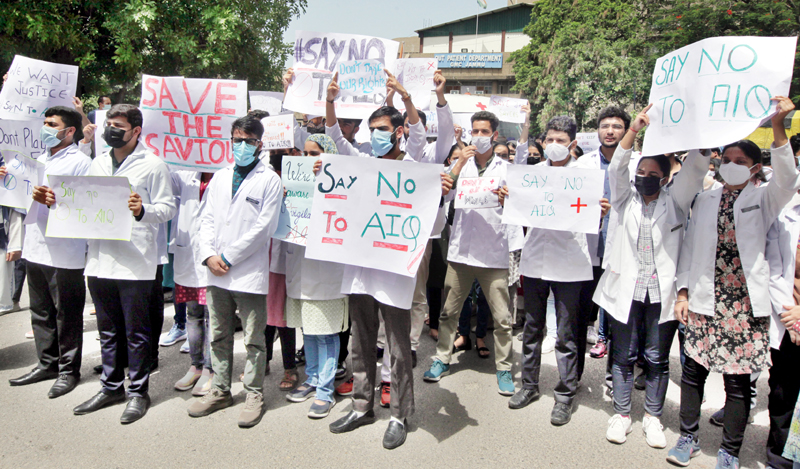 Junior doctors and medical students of GMC Jammu during a protest in College complex on Thursday. -Excelsior/Rakesh