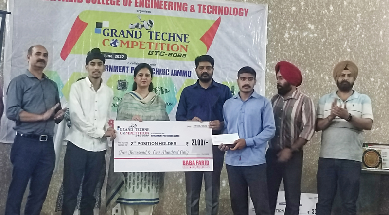 Dignitaries awarding participants during prize distribution ceremony. Dignitaries awarding participants during prize distribution ceremony.