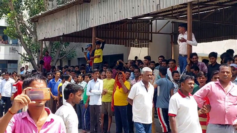 Worker of CTM in panic following death of their colleague at Kathua on Thursday. -Excelsior/Pardeep Sharma Worker of CTM in panic following death of their colleague at Kathua on Thursday. -Excelsior/Pardeep Sharma