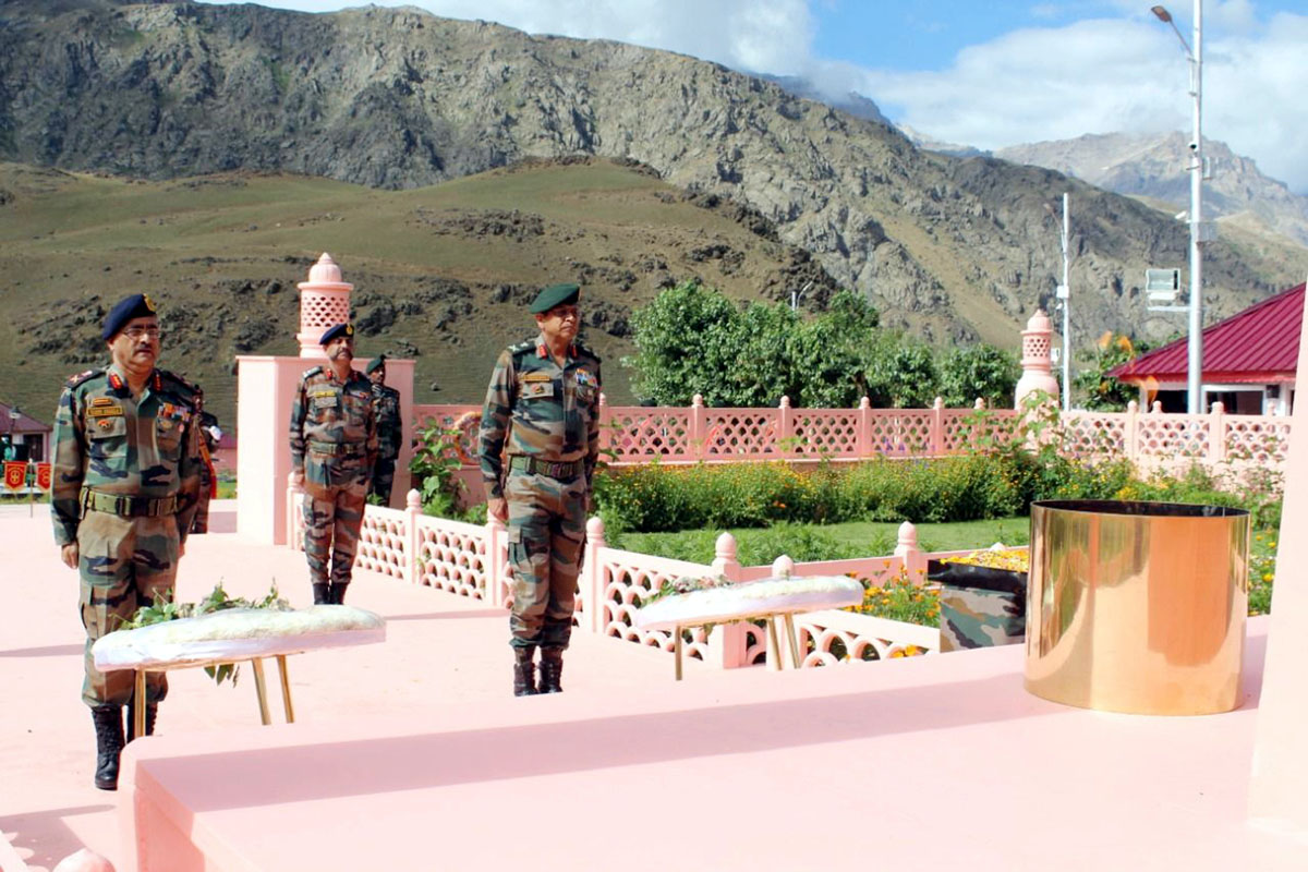 Director General of Artillery Lt Gen T K Chawla laying a wreath on behalf of Regiment of Artillery at Kargil War Memorial, Drass on Saturday alongwith Veteran Gunners who had participated in the operation Vijay during Kargil war. (UNI)