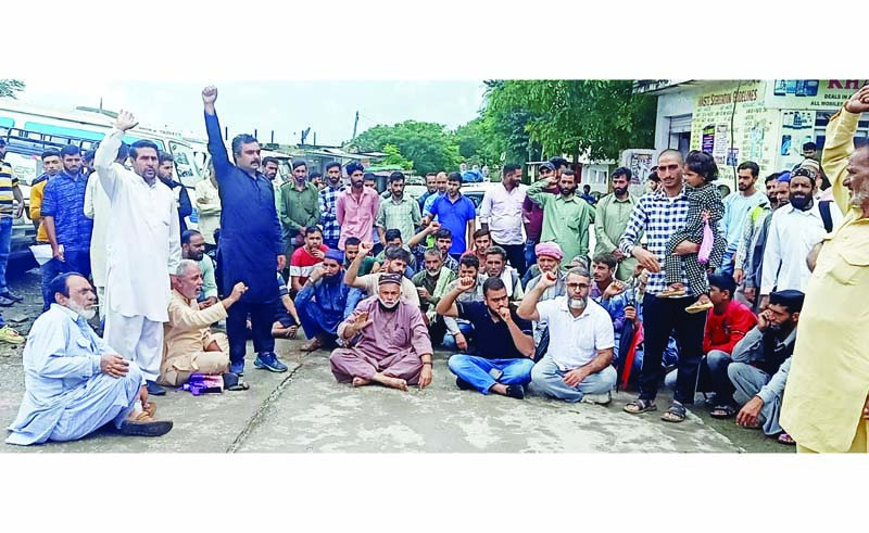 People protesting at Thannamandi town against J&K Health authorities on Monday. Excelsior/ Imran People protesting at Thannamandi town against J&K Health authorities on Monday. Excelsior/ Imran