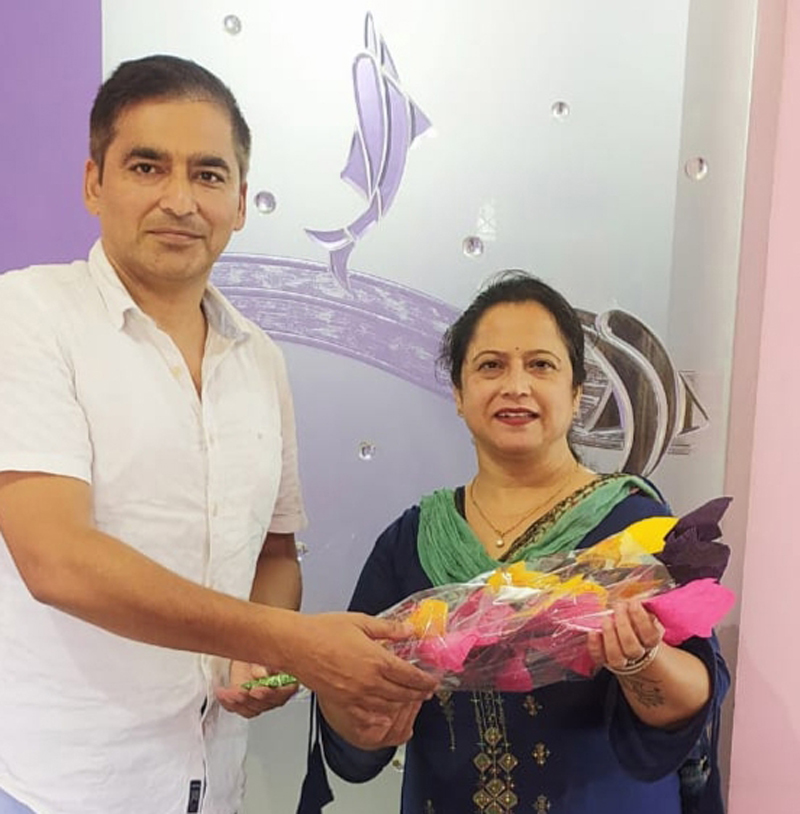 J&K Chess Association president, Atul Gupta presenting bouquet to Arbiter Bindu Pathania on Friday. J&K Chess Association president, Atul Gupta presenting bouquet to Arbiter Bindu Pathania on Friday.