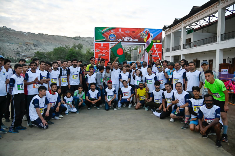 Participants posing for a group photograph alongwith dignitaries at Kargil on Sunday. Participants posing for a group photograph alongwith dignitaries at Kargil on Sunday.