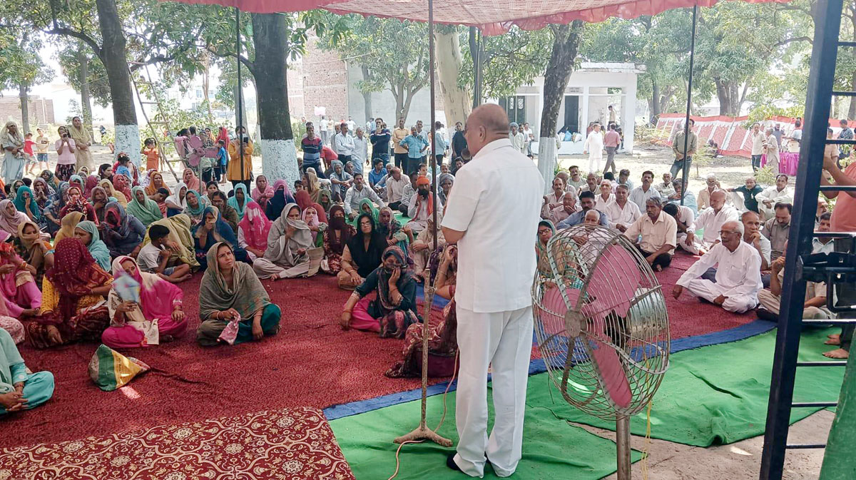 p-11 Senior Cong leader Mula Ram addressing workers meeting in Marh on Sunday.