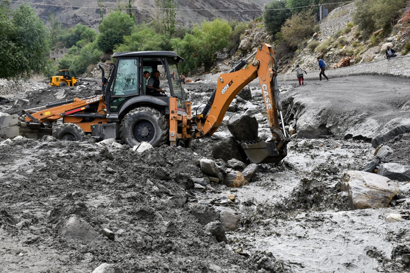 A JCB clearing mud and stones from village Stakpa in Kargil, hit by flash flood on Tuesday. — Excelsior/Basharat Ladakhi A JCB clearing mud and stones from village Stakpa in Kargil, hit by flash flood on Tuesday. — Excelsior/Basharat Ladakhi
