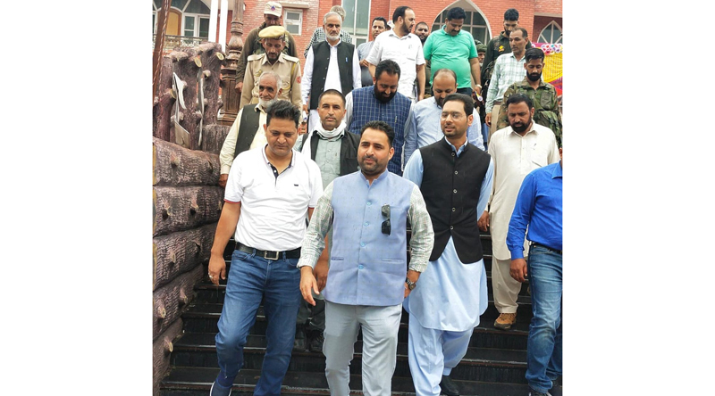 DDC representatives coming out of hall after boycotting the meeting at Poonch on Monday. —Excelsior/Rahi Kapoor DDC representatives coming out of hall after boycotting the meeting at Poonch on Monday. —Excelsior/Rahi Kapoor