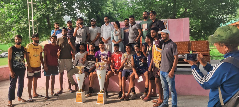 Winning team posing for a group photograph alongwith dignitaries at Bani in Kathua. Winning team posing for a group photograph alongwith dignitaries at Bani in Kathua.