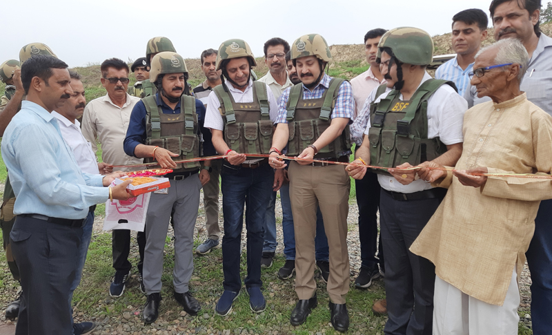 Officers of Agriculture Department and District Development Commissioner, Kathua inaugurating sowing of third crop along Zero Line in Hiranagar border belt on Friday. —Excelsior/ Pardeep Sharma Officers of Agriculture Department and District Development Commissioner, Kathua inaugurating sowing of third crop along Zero Line in Hiranagar border belt on Friday. —Excelsior/ Pardeep Sharma