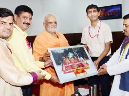 CEO SMVDSB and others presenting a photograph of Mata Vaishno Devi image to Mahamandleshwar