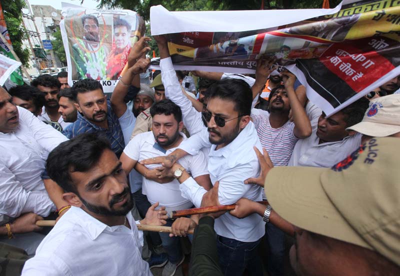 Youth Cong activists protesting outside BJP office at Trikuta Nagar in Jammu on Monday. -Exelsior/Rakesh Youth Cong activists protesting outside BJP office at Trikuta Nagar in Jammu on Monday. -Exelsior/Rakesh
