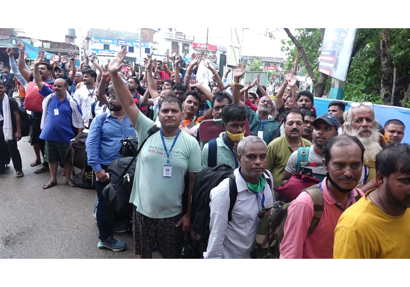 Enthusiastic pilgrims at Bhagwati Nagar Yatri Niwas on Saturday. —Excelsior/Rakesh Enthusiastic pilgrims at Bhagwati Nagar Yatri Niwas on Saturday. —Excelsior/Rakesh
