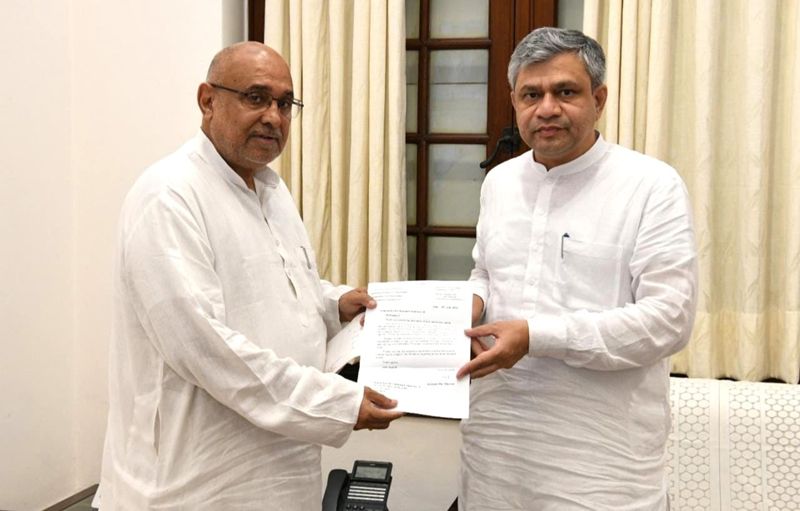 Senior BJP leader Avinash Rai Khanna handing over memorandum to Railway Minister, Ashwini Vaishnaw at New Delhi on Wednesday. Senior BJP leader Avinash Rai Khanna handing over memorandum to Railway Minister, Ashwini Vaishnaw at New Delhi on Wednesday.