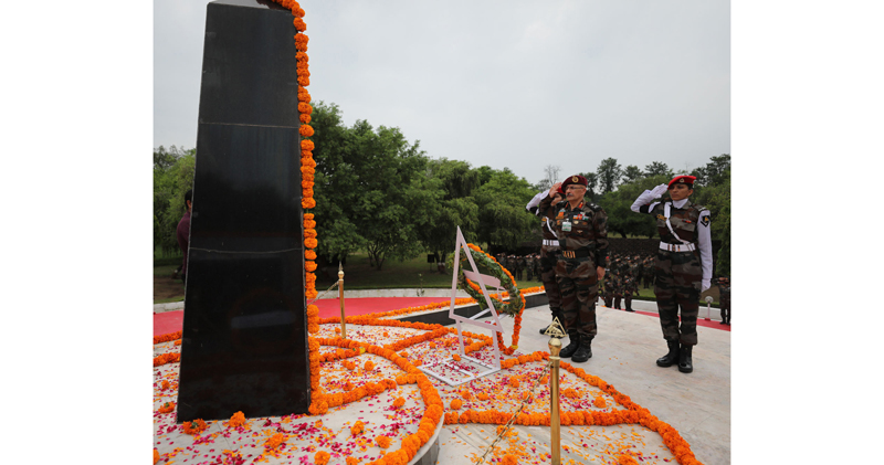 Maj Gen Neeraj Gosain and other officers paying homage to martyrs at Tiger War Memorial at Satwari in Jammu. -Excelsior/Rakesh