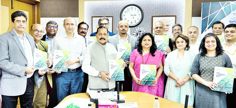 Union Minister Dr Jitendra Singh, flanked by Secretary Biotechnology Dr Rajesh Gokhale, India's leading Biotechnologists and Industry representatives, releasing 
