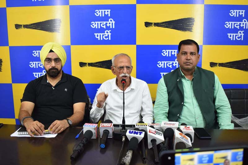 Maj Gen (Retd) Rajinder Singh Jamwal alongwith other AAP leaders addressing a press conference at Jammu on Sunday. Maj Gen (Retd) Rajinder Singh Jamwal alongwith other AAP leaders addressing a press conference at Jammu on Sunday.