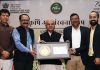 Union Minister for Agriculture and Farmers Welfare, Shri Narendra Singh Tomar presenting the awards to the representatives of the best performing banks at the Award distribution function of Agriculture Infrastructure Fund (AIF), in New Delhi on Saturday.