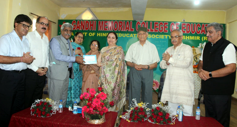 Prof Veena Raina former chairperson JKBOSE presenting a cheque of Rs 3.50 lakh to president HESK, Prof B L Zutshi at a function held in GMC, Raipur. Prof Veena Raina former chairperson JKBOSE presenting a cheque of Rs 3.50 lakh to president HESK, Prof B L Zutshi at a function held in GMC, Raipur.