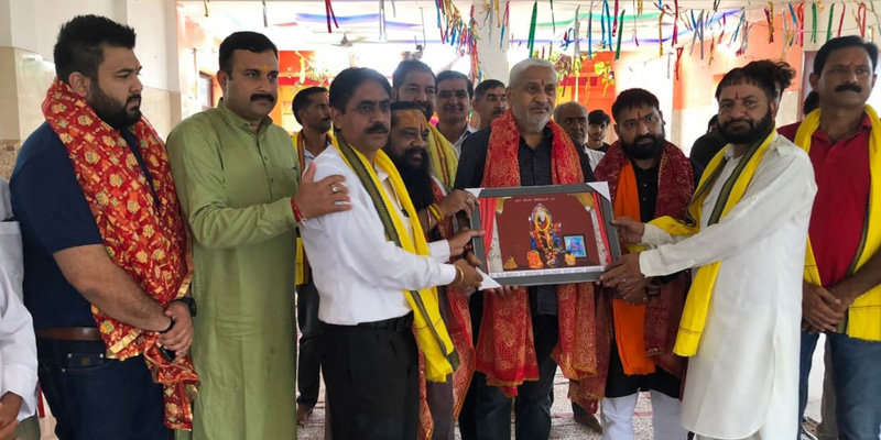 Former Minister Sham Lal Sharma receiving a religious souvenir from officials of Shri Raja Mandlik Ji Dev Sthan Development Trust at Patoli, Jammu. Former Minister Sham Lal Sharma receiving a religious souvenir from officials of Shri Raja Mandlik Ji Dev Sthan Development Trust at Patoli, Jammu.