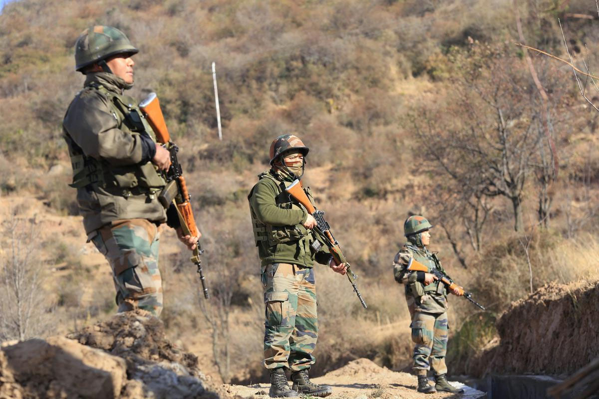 Army jawans take positions along LoC in Rajouri. (File Picture)