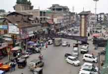 Markets remain open on third anniversary of abrogation of Article 370 in Srinagar on Friday. — Excelsior/Shakeel