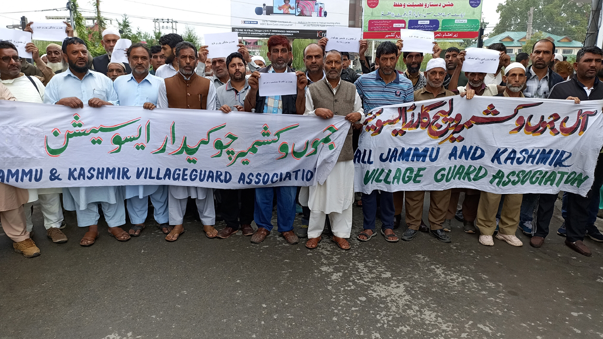 Members of Chowkidar Association staging protest at Srinagar. -Excelsior/Shakeel Members of Chowkidar Association staging protest at Srinagar. -Excelsior/Shakeel