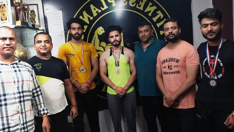 Winners and dignitaries posing for group photograph. Winners and dignitaries posing for group photograph.