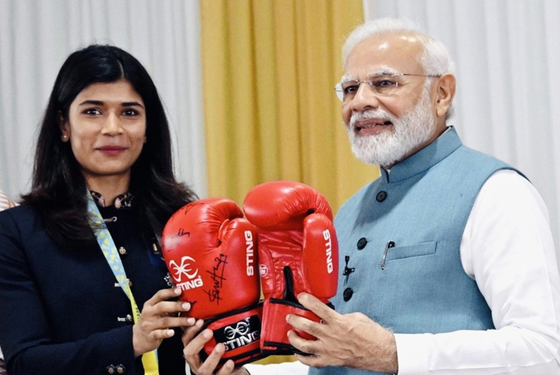 Nikhat Zareen gifting her boxing gloves to PM Narendra Modi.