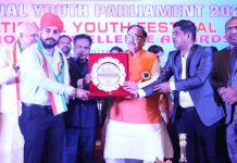 Manish Singh Jamwal receiving “National Youth Icon Award” from Union Minister for Heavy Industries Mahendra Nath Pandey at New Delhi.