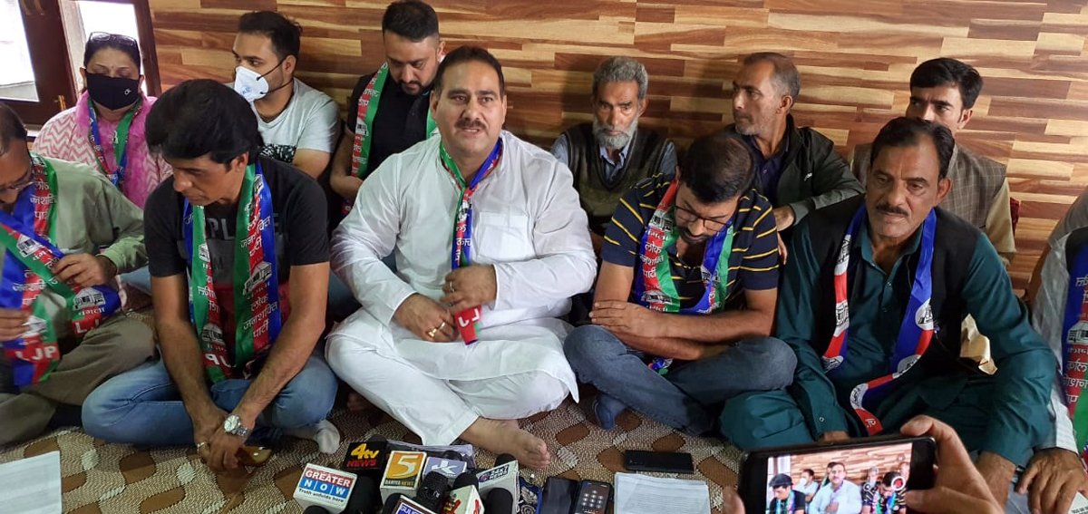 RLJP leader Sanjay Saraf addressing press conference in Srinagar. RLJP leader Sanjay Saraf addressing press conference in Srinagar.