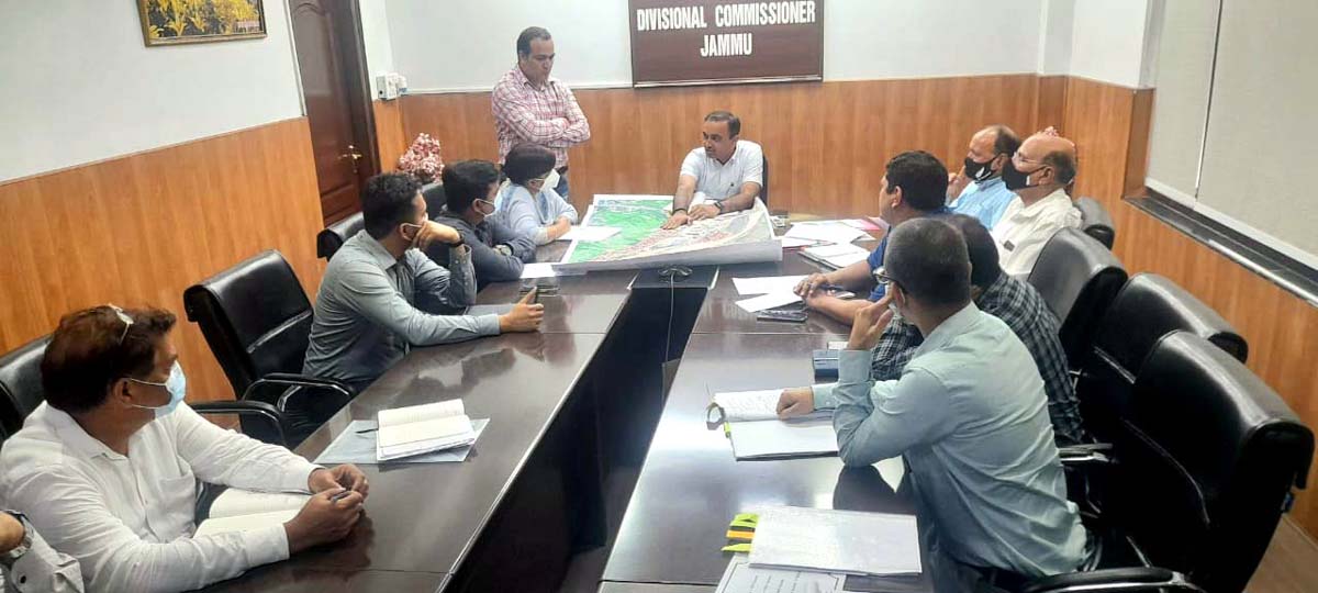 Div Com chairing a meeting on Friday. Div Com chairing a meeting on Friday.