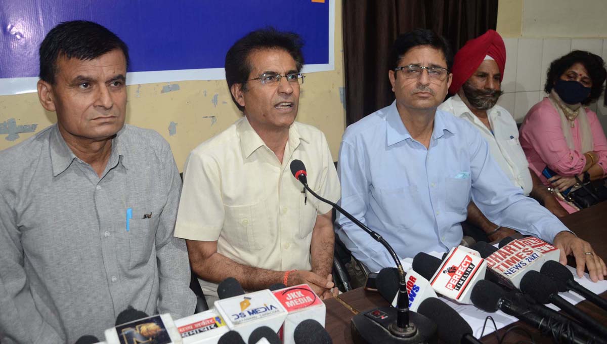 SEOA office bearers addressing a press conference at Jammu. —Excelsior/Rakesh SEOA office bearers addressing a press conference at Jammu. —Excelsior/Rakesh