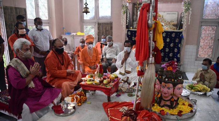 Lt Governor Manoj Sinha, Mahant Deependra Giri Ji Maharaj and Sadhus performing Puja of holy mace at Amreshwar temple in Srinagar on Tuesday. -Excelsior/Shakeel