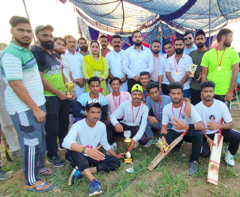 Winning team posing for a group photograph alongwith dignitaries at Thati on Wednesday. Winning team posing for a group photograph alongwith dignitaries at Thati on Wednesday.