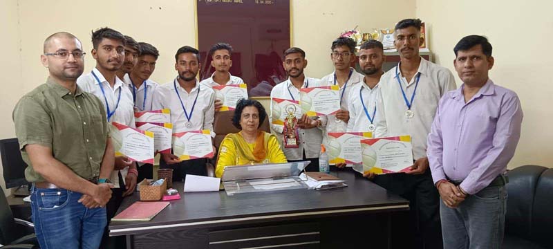 Winning team posing for a group phoograph with College Principal Prof Meeru Abrol on Tuesday. Winning team posing for a group phoograph with College Principal Prof Meeru Abrol on Tuesday.