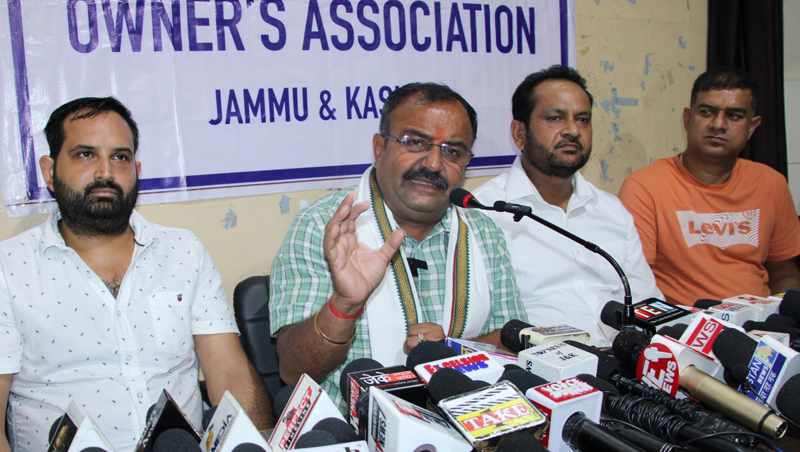 President of Stone Crushers Owners Association, Vikram Randhawa, addressing media persons at Jammu. —Excelsior/Rakesh President of Stone Crushers Owners Association, Vikram Randhawa, addressing media persons at Jammu. —Excelsior/Rakesh