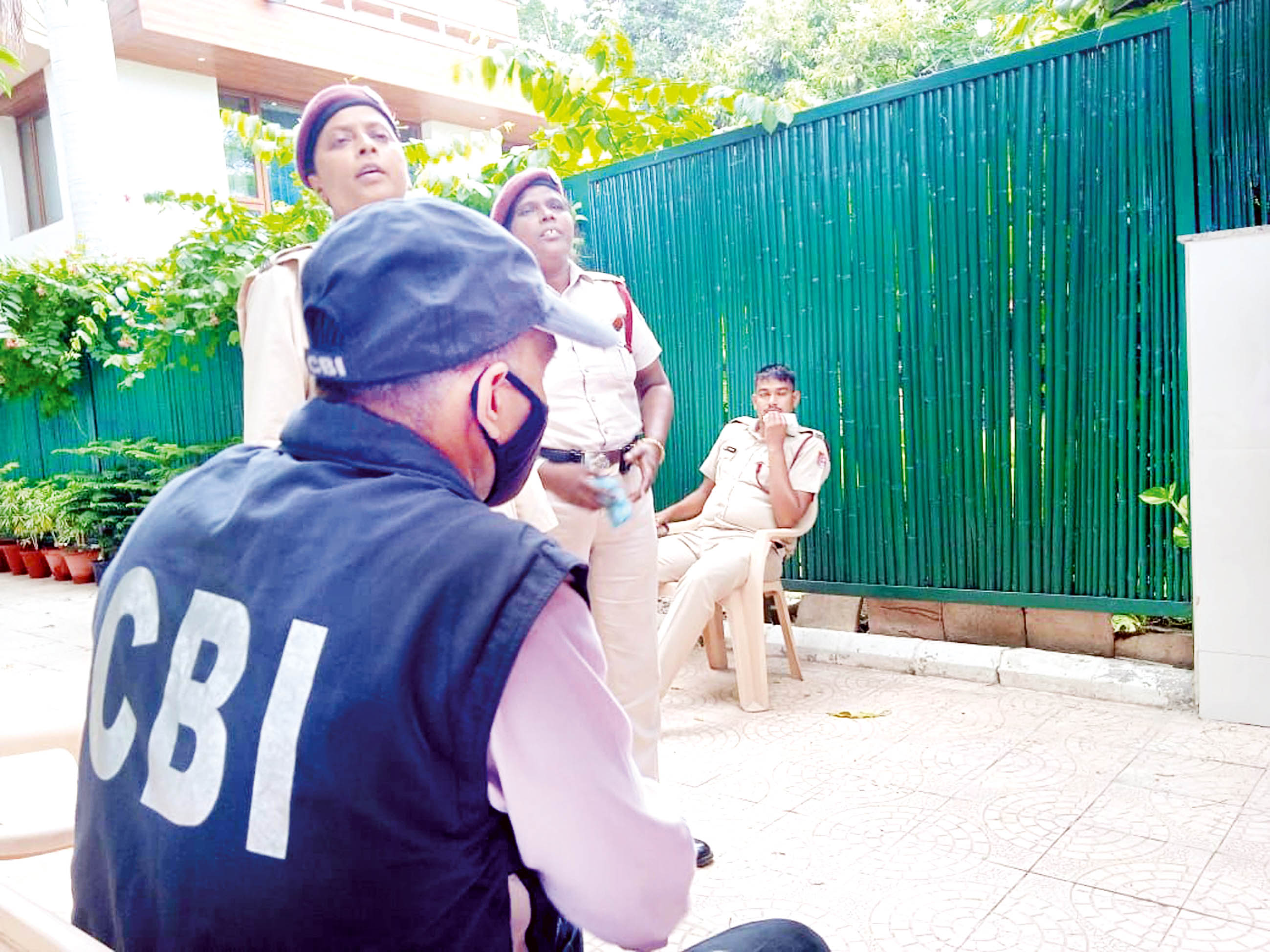 A CBI official with policemen during a raid at the residence of Delhi Deputy Chief Minister Manish Sisodia in connection with alleged irregularities in Delhi Excise Policy in New Delhi on Friday.(UNI) A CBI official with policemen during a raid at the residence of Delhi Deputy Chief Minister Manish Sisodia in connection with alleged irregularities in Delhi Excise Policy in New Delhi on Friday.(UNI)