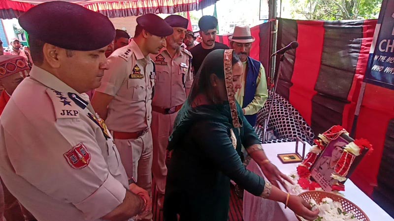 SSP Poonch and others paying floral tribute to Martyr ASI Babu Ram at a function at Mendhar on Monday. — Excelsior/Rahi Kapoor SSP Poonch and others paying floral tribute to Martyr ASI Babu Ram at a function at Mendhar on Monday. — Excelsior/Rahi Kapoor