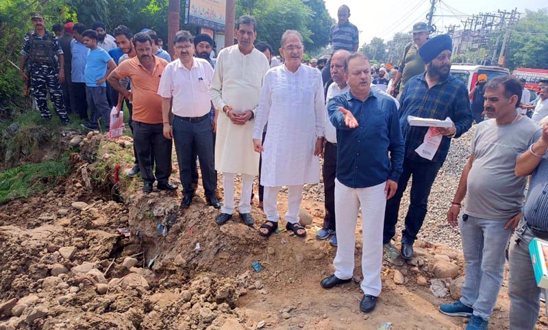 Former Deputy CM and senior BJP leader, Kavinder Gupta during tour to Railway Station area Jammu on Monday. Former Deputy CM and senior BJP leader, Kavinder Gupta during tour to Railway Station area Jammu on Monday.