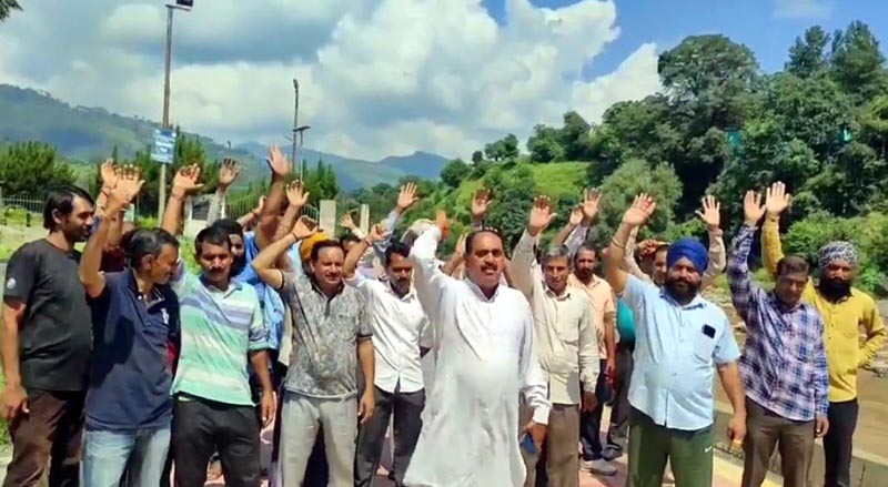 Tandwal villagers protesting against PHE authorities in district Rajouri on Monday. — Excelsior / Gafoor Bhat Tandwal villagers protesting against PHE authorities in district Rajouri on Monday. — Excelsior / Gafoor Bhat