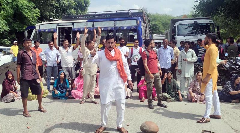 People protesting against water crisis in Samba on Monday. —Excelsior/Nischant People protesting against water crisis in Samba on Monday. —Excelsior/Nischant