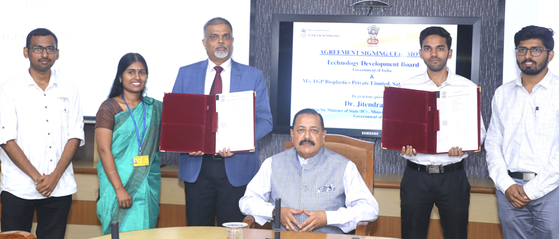 Union Minister Dr Jitendra Singh during signing of StartUp MoU betweenTechnology Development Board (TDB) and  M/s TGP Bioplastics Private Limited at  CSIR Science Centre, New Delhi on Tuesday. 