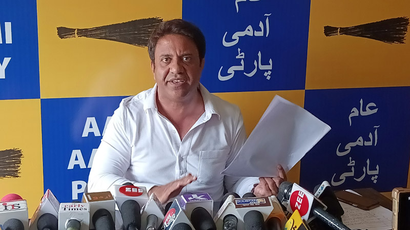 AAP leader Nasir Nawab addressing press conference in Srinagar on Wednesday. -Excelsior/Shakeel AAP leader Nasir Nawab addressing press conference in Srinagar on Wednesday. -Excelsior/Shakeel