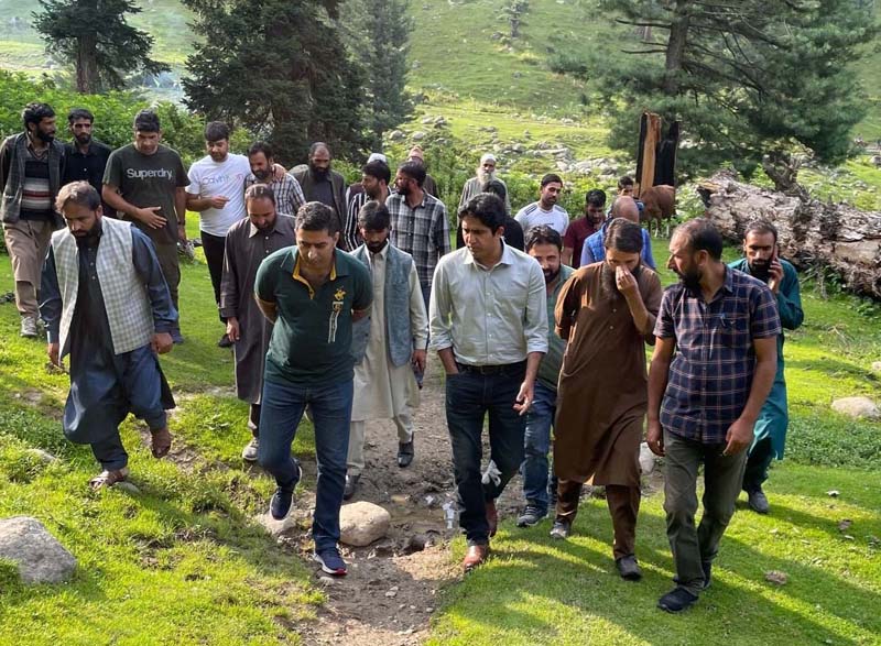 Secy Tribal Affairs along with DC Pulwama during visit to Dhok in Sangarwani area.