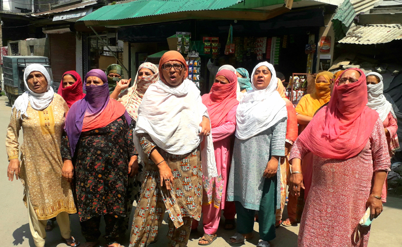 Ikhrajpora residents during a protest against PDD in Srinagar on Tuesday. -Excelsior/Shakeel Ikhrajpora residents during a protest against PDD in Srinagar on Tuesday. -Excelsior/Shakeel