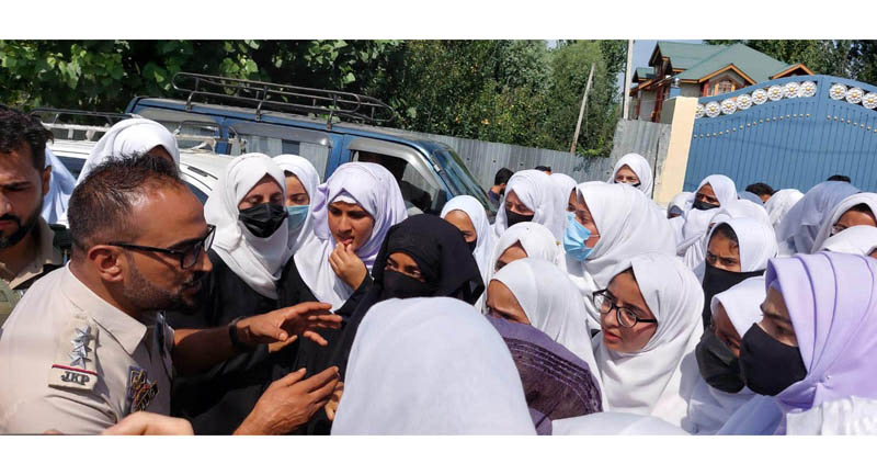 Students of Government High School Arampora in Sopore protesting on Wednesday. —Excelsior/Aabid Nabi Students of Government High School Arampora in Sopore protesting on Wednesday. —Excelsior/Aabid Nabi