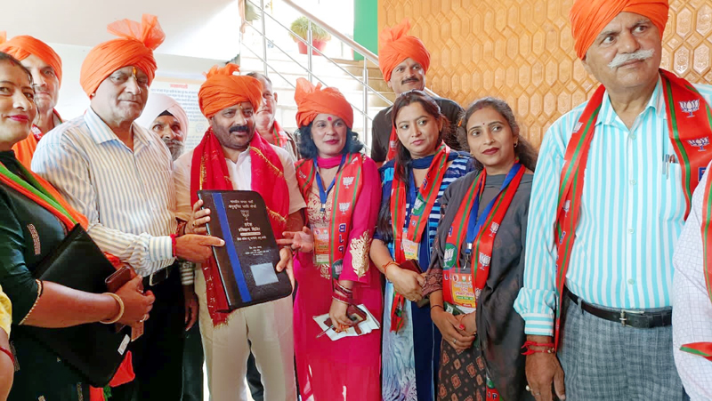 Senior BJP leader Bali Bhagat posing with the party workers at Party's SC Morcha Prashikshan Shivir at Patnitop. Senior BJP leader Bali Bhagat posing with the party workers at Party's SC Morcha Prashikshan Shivir at Patnitop.