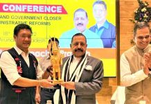 Union Minister Dr Jitendra Singh being felicitated by Chief Minister Arunachal Pradesh, Pema Khandu during the inaugural session of 2-day Conference on "Administrative Reforms", at Itanagar on Thursday.