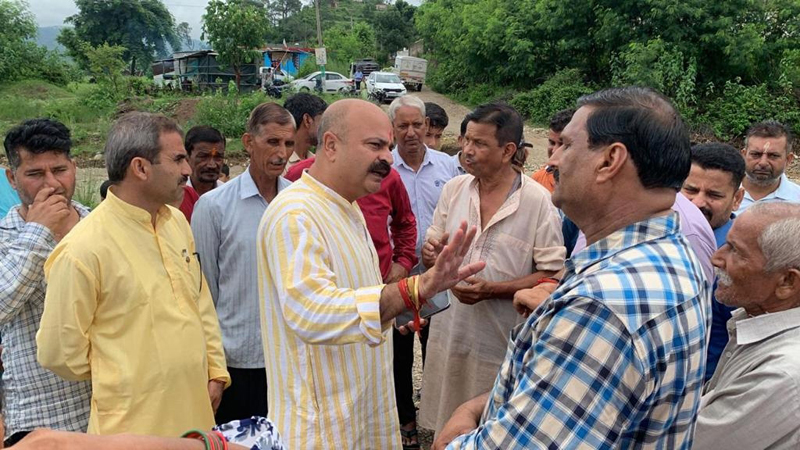 BJP senior vice president, Yudhvir Sethi interacting with residents of Jari in Jagti -Nagrota on Sunday. BJP senior vice president, Yudhvir Sethi interacting with residents of Jari in Jagti -Nagrota on Sunday.